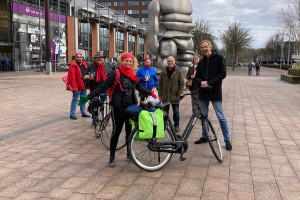 PvdA kandidaat kamerlid Marieke van Duijn bezoekt Hoofddorp tijdens 1000 km lange fietstocht