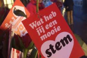 PvdA deelt Valentijnsrozen uit